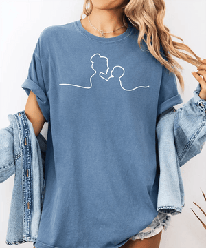 Mama Comfort Colors® T-Shirt – Minimalist Line Art Mother & Child - Woven Mama