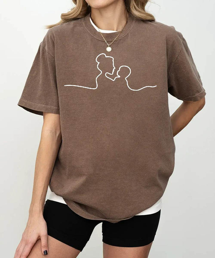 Mama Comfort Colors® T-Shirt – Minimalist Line Art Mother & Child - Woven Mama