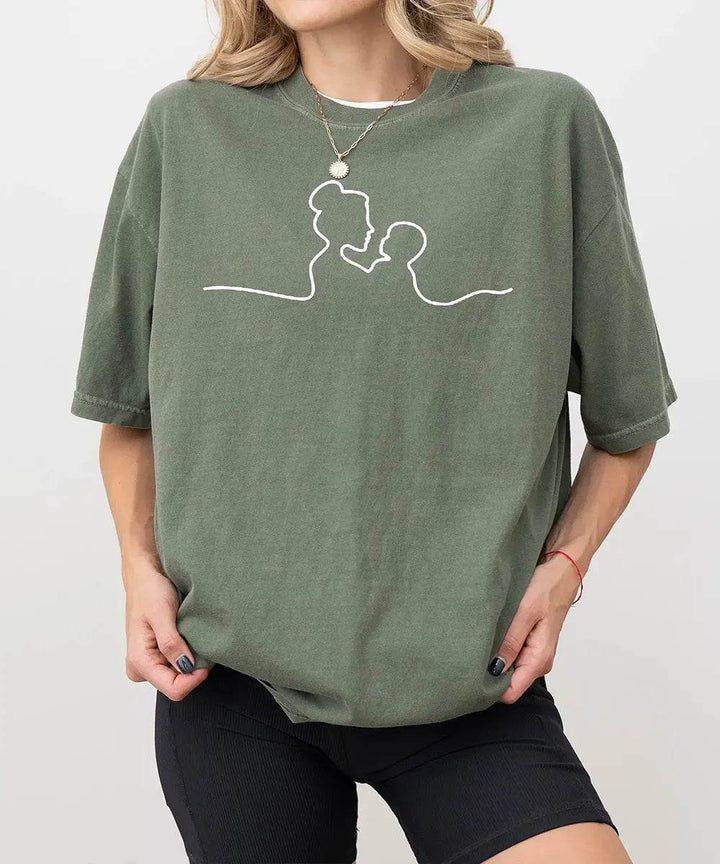 Mama Comfort Colors® T-Shirt – Minimalist Line Art Mother & Child - Woven Mama